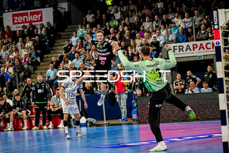 Christopher Bissel (#21, HC Erlangen) im Sprungwurf gegen Andreas Wolff (#33, THW Kiel)