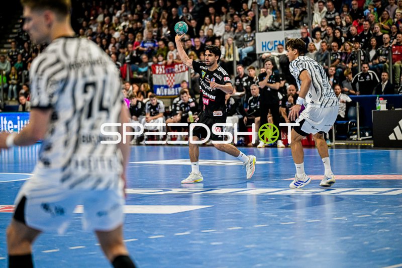 Eloy Morante Maldonado (#22; HC Erlangen) im Sprungwurf gegen Bergischer HC