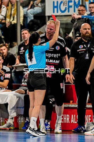 Rosana Sug zeigt Sebastian Firnhaber (#18, HC Erlangen) die Rote Karte