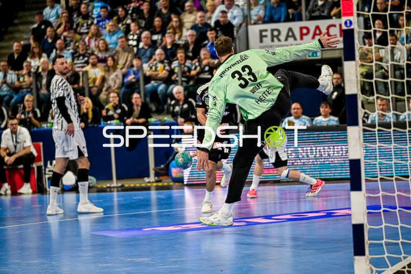 Andreas Wolff (#33; THW Kiel) pariert Torschuss gegen HC Erlangen