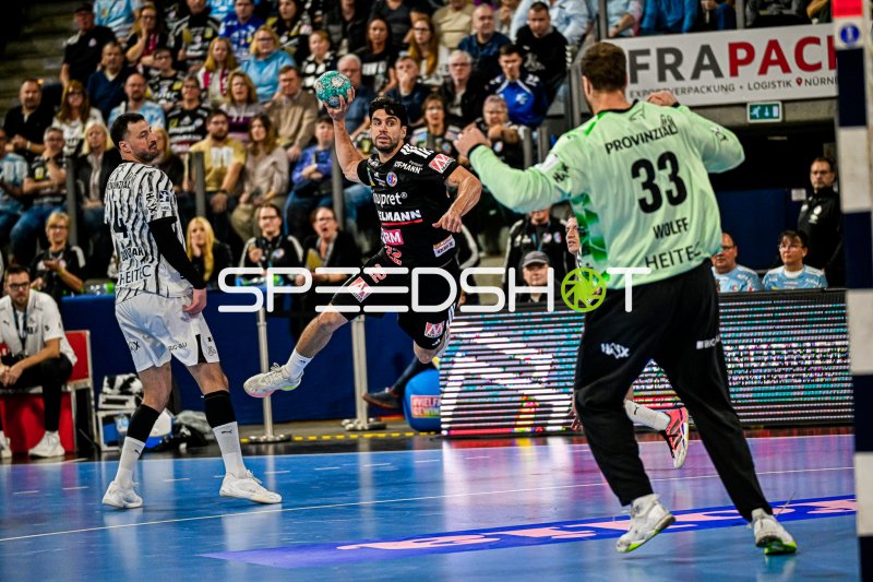 Eloy Morante Maldonado (#22, HC Erlangen) im Wurf gegen Andreas Wolff (THW Kiel)
