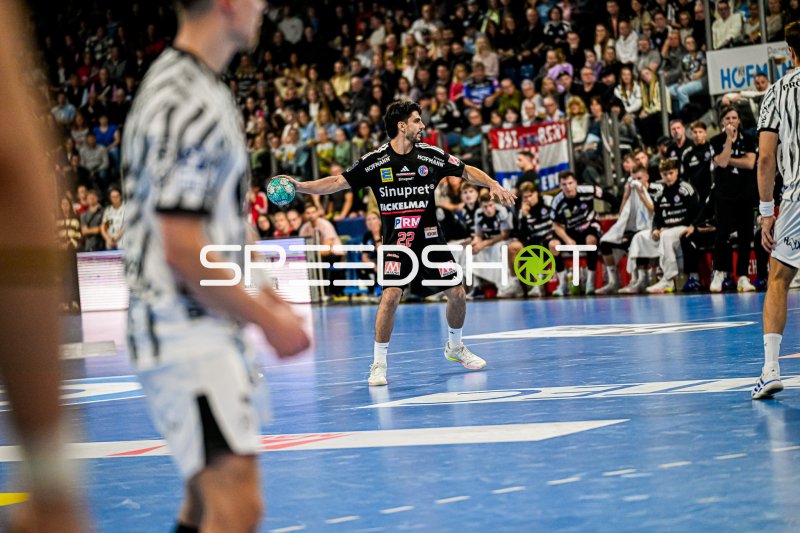 Eloy Morante Maldonado (#22; HC Erlangen) in der Abwehr gegen THW Kiel