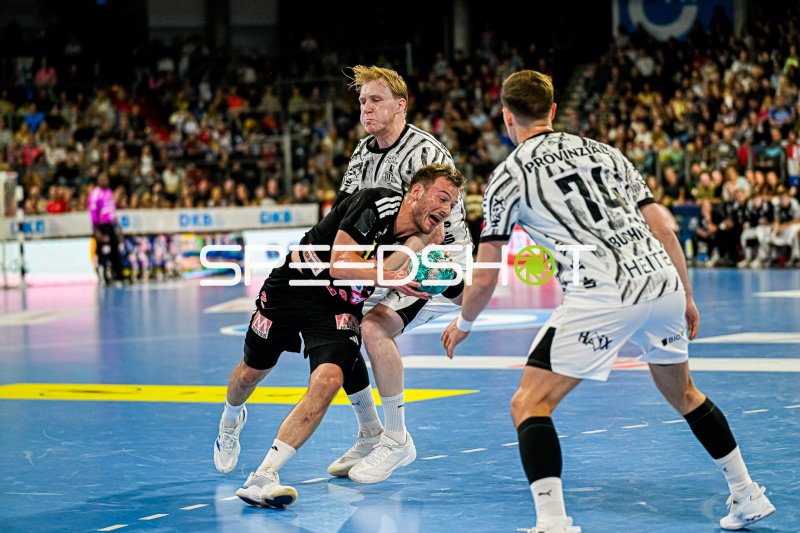 HC Erlangen Spieler im Angriff gegen THW Kiel Abwehr