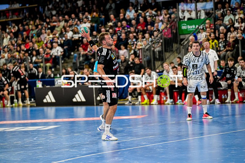 Elias Ellefsen á Skipagøtu (#71; THW Kiel) im Sprungwurf gegen HC Erlangen