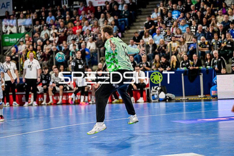 Andreas Wolff (#33, THW Kiel) hält Siebenmeter gegen HC Erlangen