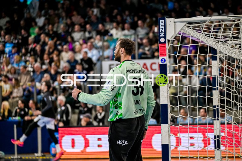 Andreas Wolff (#33; THW Kiel) im Tor während der Partie in Nürnberg