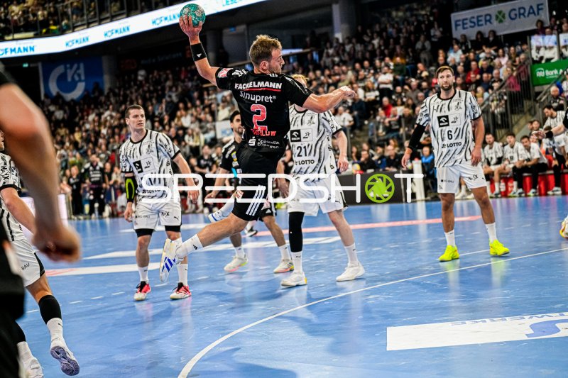 Frieder Bandlow (#2, HC Erlangen) im Sprungwurf gegen THW Kiel