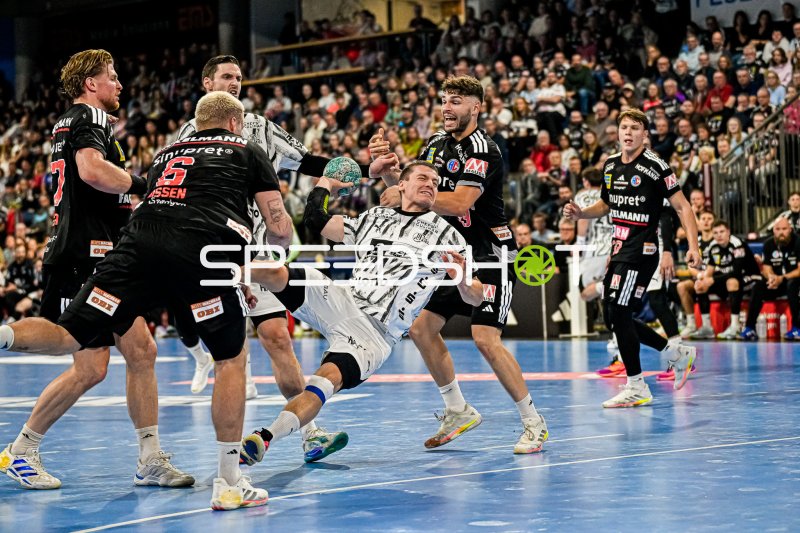 Elias Ellefsen á Skipagøtu (#71, THW Kiel) beim Wurf gegen HC Erlangen