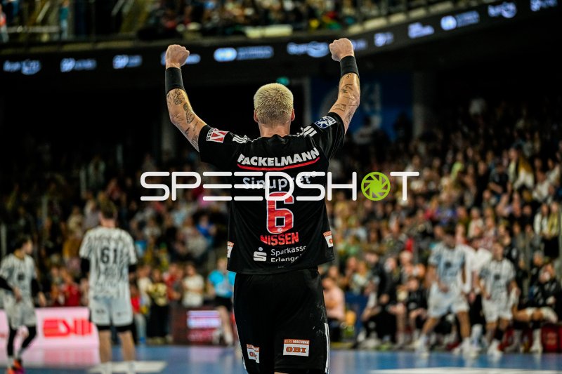 Marek Nissen (#6; HC Erlangen) jubelt vor Zuschauern in der PSD Bank Arena
