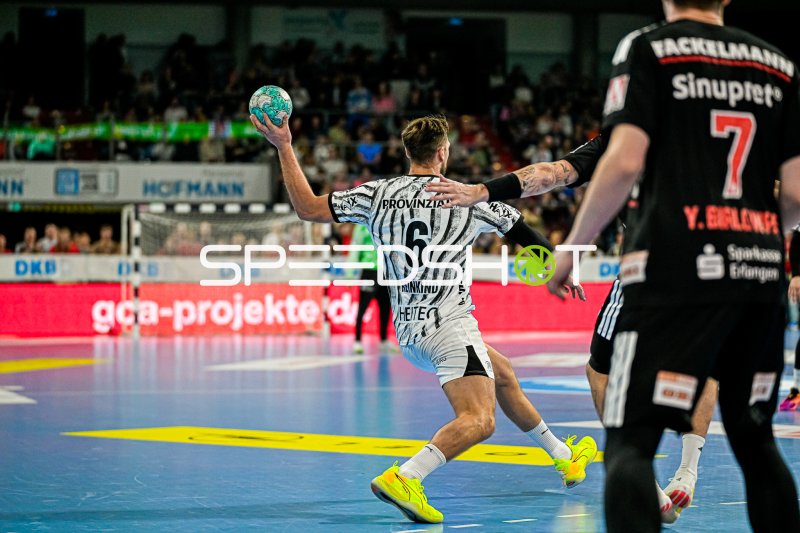 Harald Reinkind (#6; THW Kiel) im Sprungwurf gegen HC Erlangen
