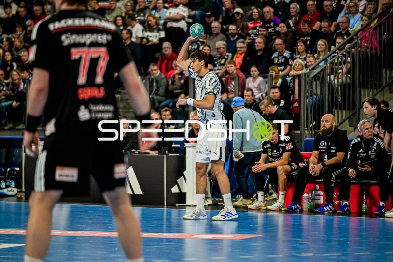 Julian Köster (#7, THW Kiel) im Passspiel gegen HC Erlangen
