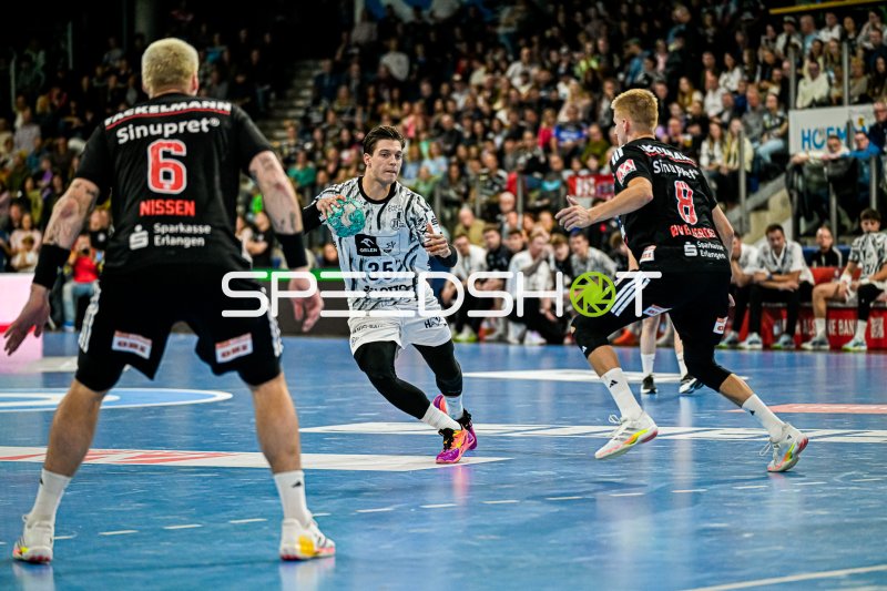 Domen Makuc (#35; THW Kiel) im Angriff gegen HC Erlangen