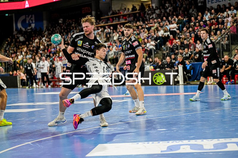 Maciej Gebala (#77, HC Erlangen) in der Abwehr gegen THW Kiel