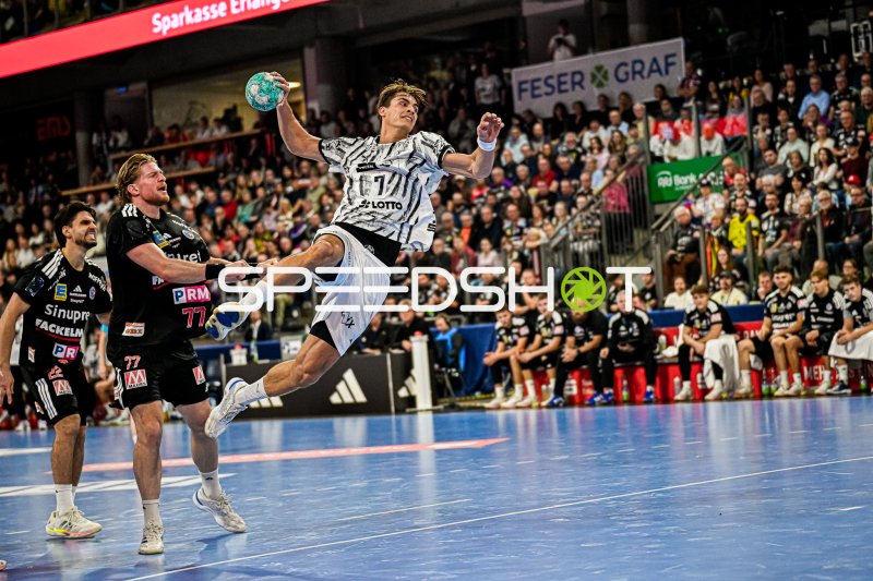 Julian Köster (#7, THW Kiel) im Eins-gegen-Eins-Wurf gegen HC Erlangen