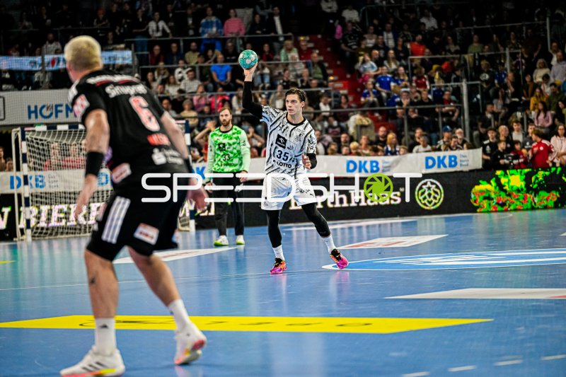 Domen Makuc (#35; THW Kiel) mit Ball in der Spielmitte