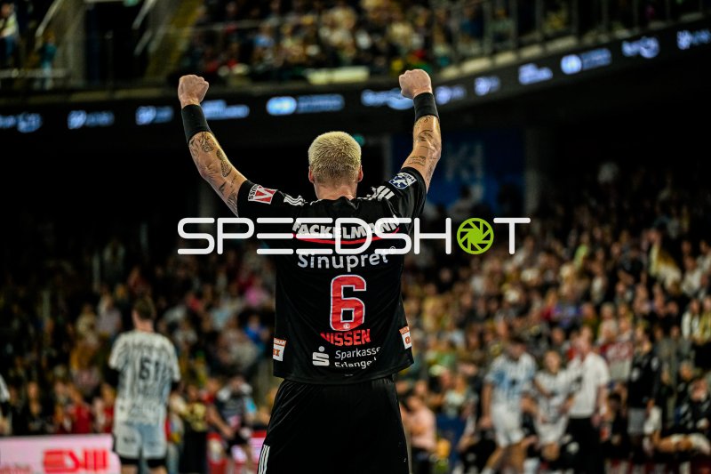 Marek Nissen (#6; HC Erlangen) jubelt vor Zuschauern in der PSD Bank Arena