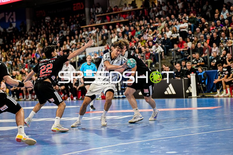 Julian Köster (#7, THW Kiel) im Eins-gegen-Eins gegen HC Erlangen