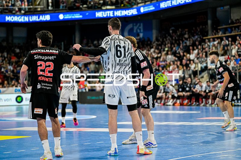 Hendrik Pekeler (#61; THW Kiel) im Zweikampf gegen HC Erlangen