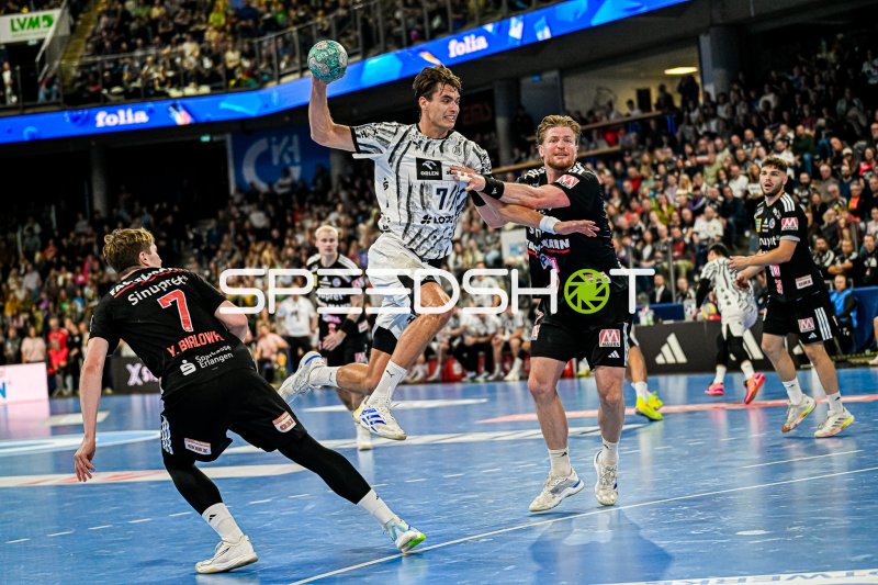 Julian Köster (#7, THW Kiel) im Sprungwurf gegen HC Erlangen