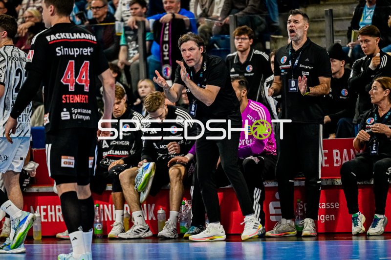 Johannes Sellin (coach, HC Erlangen) auf der Bank während HBL-Partie gegen THW Kiel
