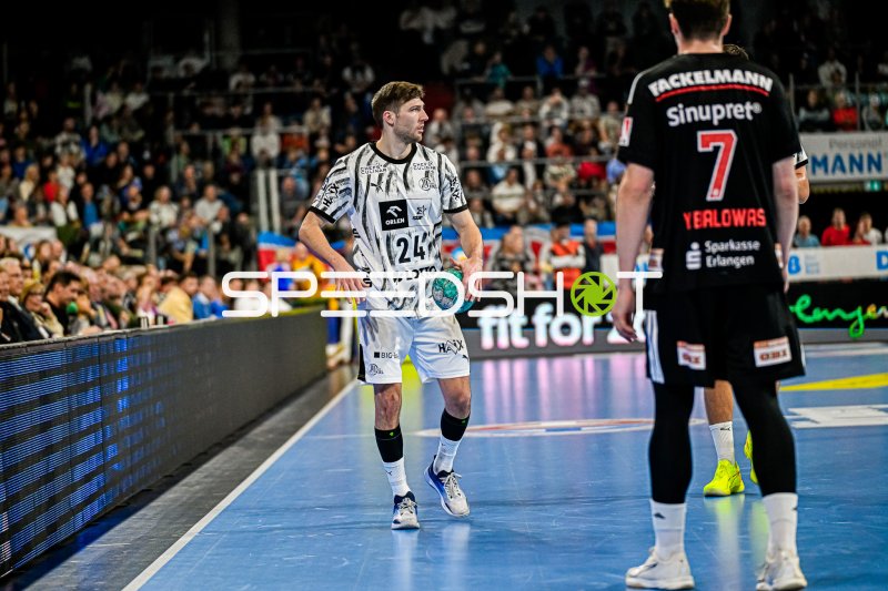 Lukas Zerbe (#24; THW Kiel) mit Ball gegen HC Erlangen