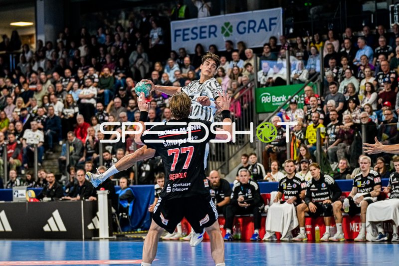 Julian Köster (#7, THW Kiel) im Sprungwurf gegen HC Erlangen