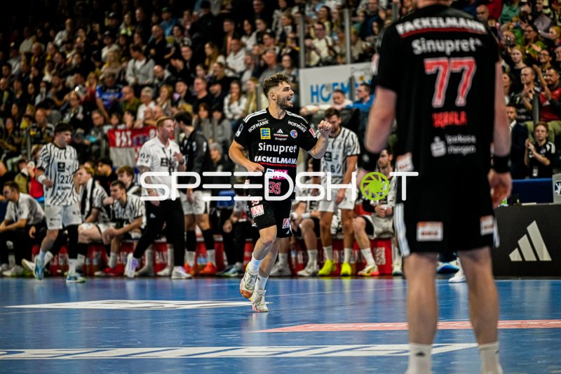 Tobias Buck (#39, HC Erlangen) jubelt gegen THW Kiel