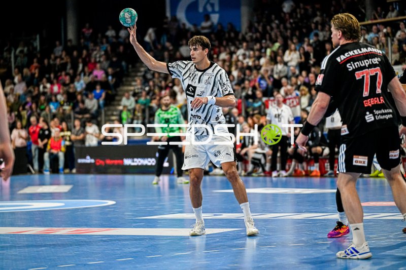 Julian Köster (#7, THW Kiel) im Passspiel gegen HC Erlangen