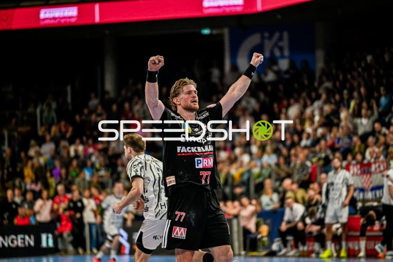 Maciej Gebala (#77; HC Erlangen) jubelt nach Tor