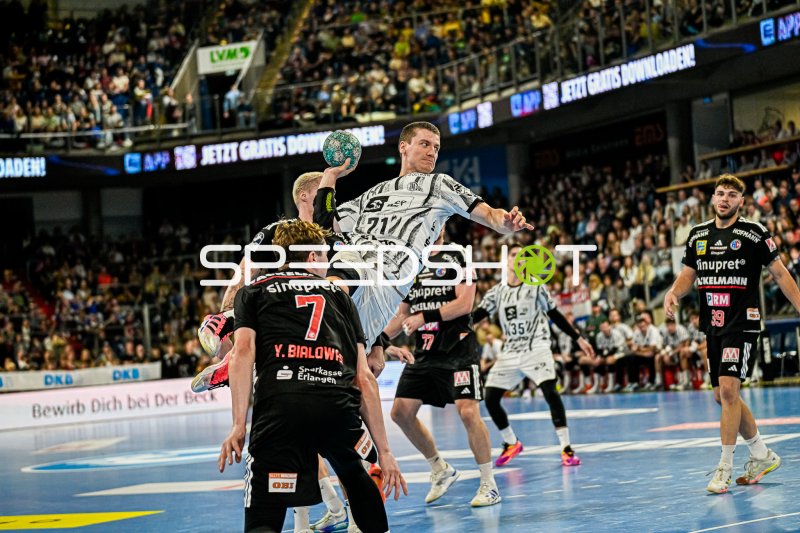Elias Ellefsen á Skipagøtu (#71; THW Kiel) im Sprungwurf gegen HC Erlangen