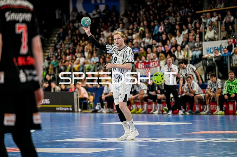 Eric Johansson (#21; THW Kiel) mit Sprungwurf gegen HC Erlangen