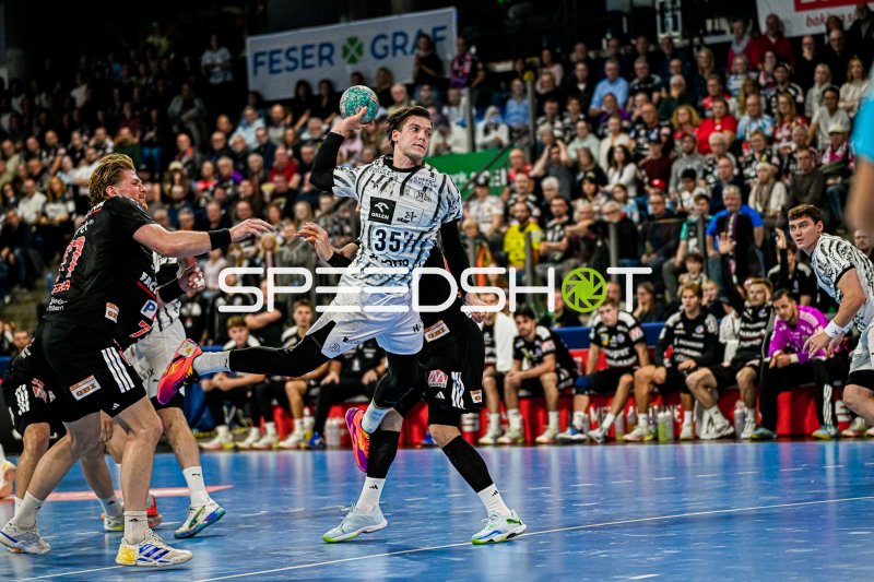 Domen Makuc (#35; THW Kiel) im Sprungwurf gegen HC Erlangen