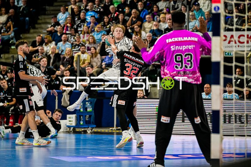 Christoph Steinert (#44, HC Erlangen) in Abwehr gegen Eric Johansson (#21, THW Kiel)