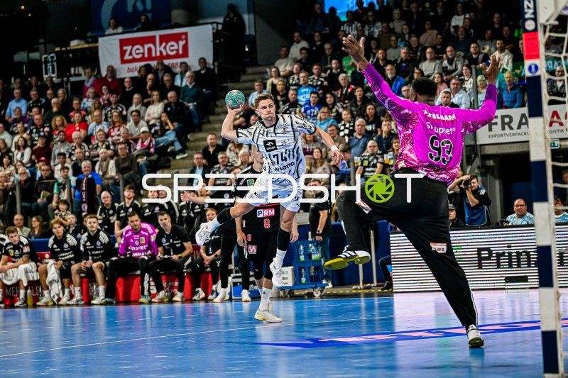 Vincent Büchner (#74, THW Kiel) im Sprungwurf gegen HC Erlangen