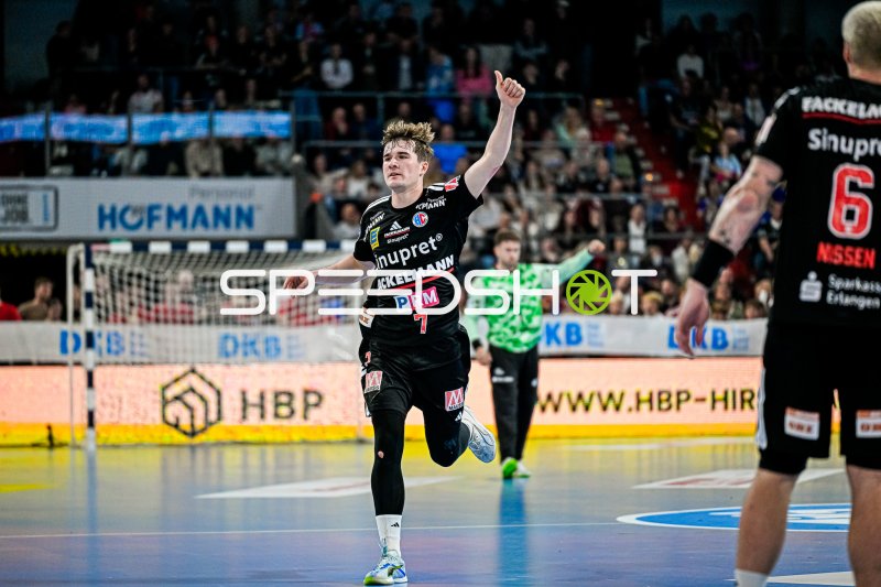 Yannik Bialowas (#7; HC Erlangen) jubelt nach Treffer