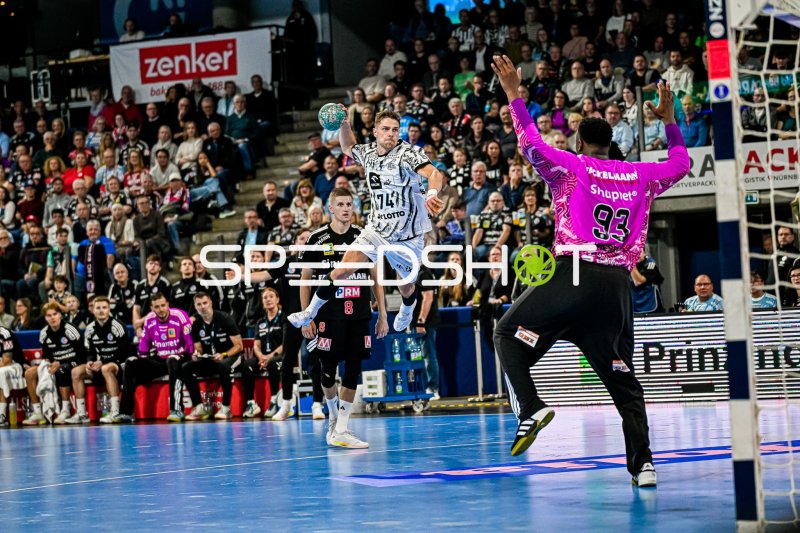 Vincent Büchner (#74, THW Kiel) im Sprungwurf gegen HC Erlangen