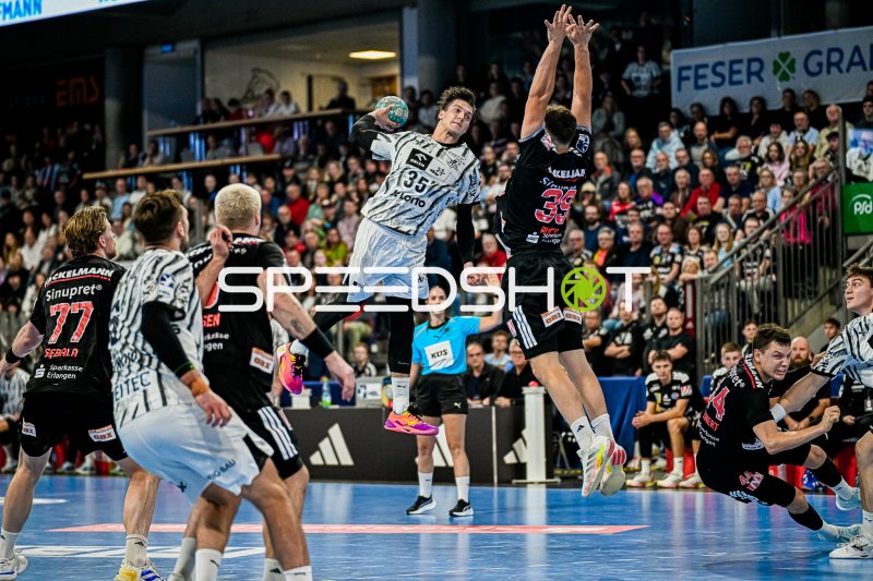 Domen Makuc (#35; THW Kiel) im Sprungwurf gegen HC Erlangen