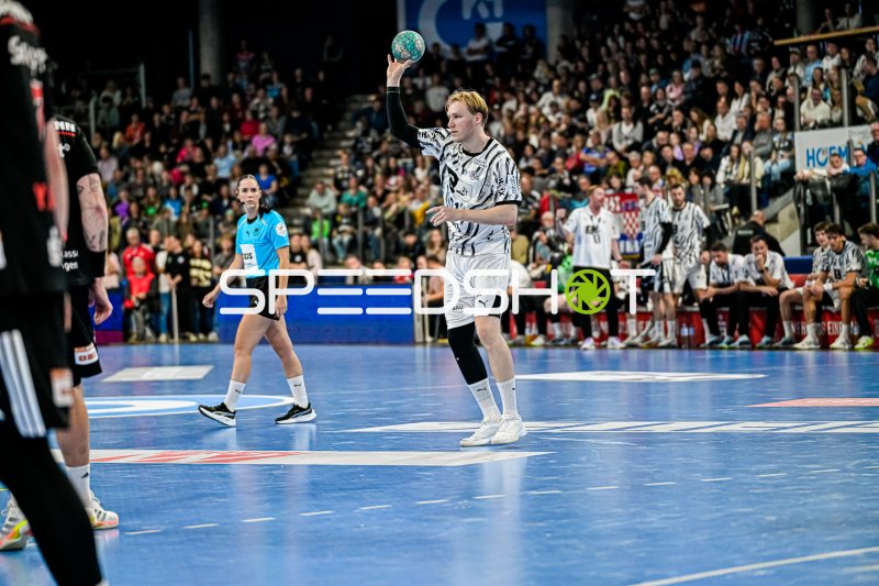 Eric Johansson (#21; THW Kiel) im Sprungwurf gegen HC Erlangen