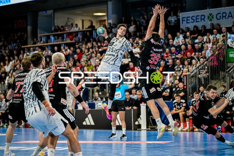 Domen Makuc (#35; THW Kiel) im Sprungwurf gegen HC Erlangen