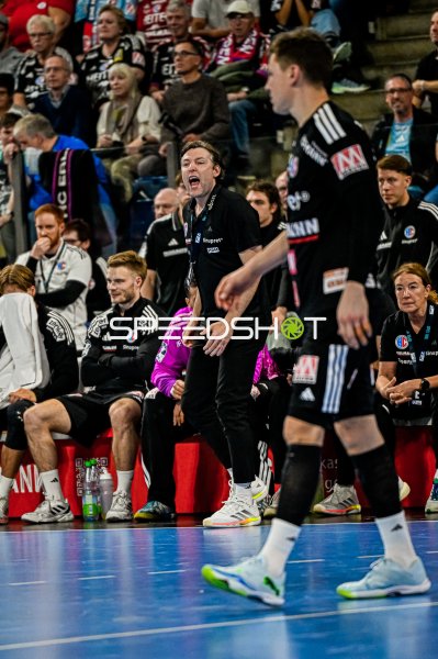Johannes Sellin (#5, HC Erlangen) auf der Trainerbank gegen THW Kiel