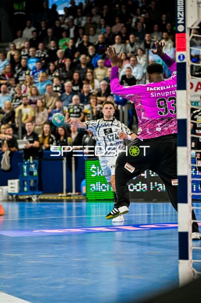 Rubens Pierre (#93, HC Erlangen) versucht Ball zu halten in Nürnberg