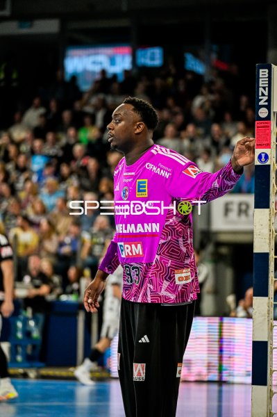 Rubens Pierre (#93; HC Erlangen) an der Seitenlinie