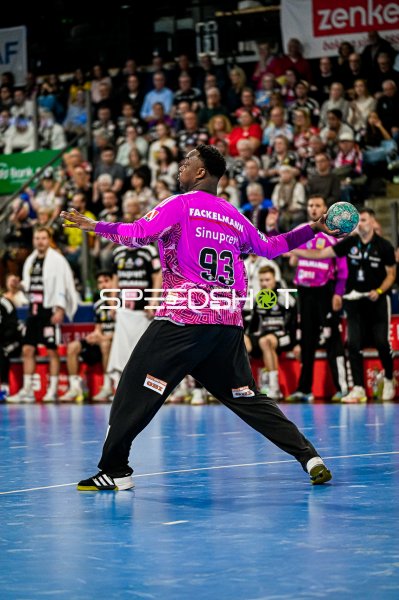 Rubens Pierre (#93; HC Erlangen) im Torwart-Sprungwurf gegen THW Kiel