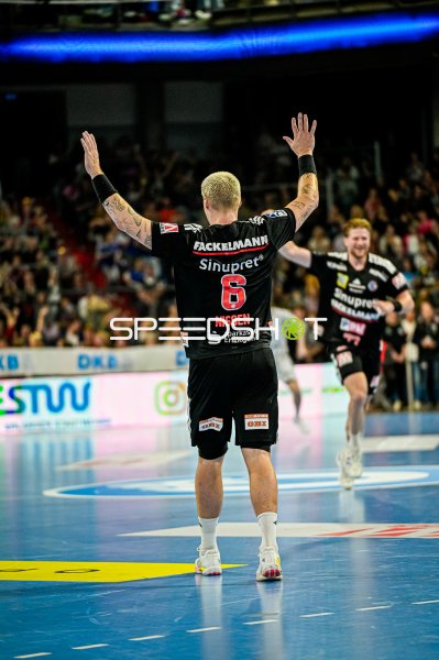 Marek Nissen (#6; HC Erlangen) jubelt nach Treffer in der PSD Bank Arena