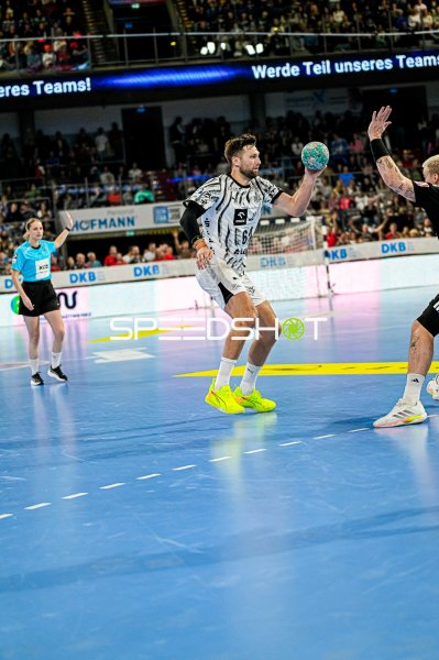 Harald Reinkind (#6; THW Kiel) im Sprungwurf gegen HC Erlangen