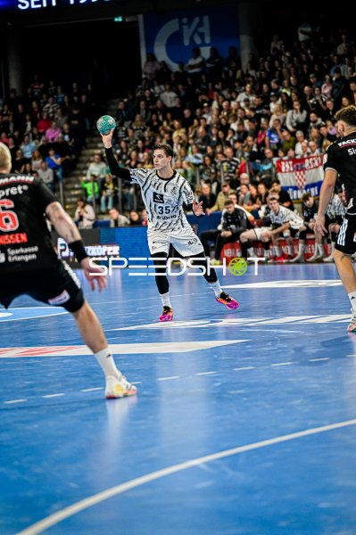 Domen Makuc (#35; THW Kiel) im Sprungwurf gegen HC Erlangen