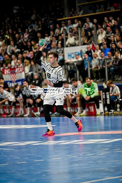 Domen Makuc (#35; THW Kiel) im Sprungwurf gegen HC Erlangen