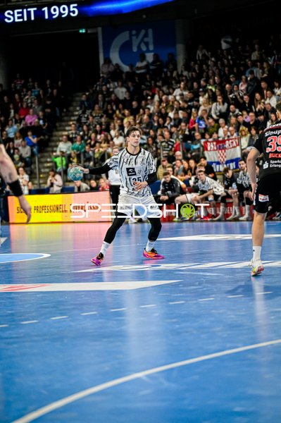 Domen Makuc (#35; THW Kiel) mit Ball in der PSD Bank Arena Nürnberg