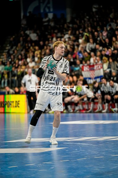 Eric Johansson (#21; THW Kiel) im Spielaufbau gegen HC Erlangen