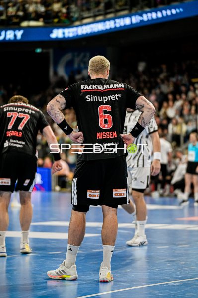 Marek Nissen (#6; HC Erlangen) in Spielpause an der Seitenlinie